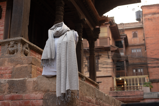Elegant Gray Shawl in Chevron-Patterned Vegan Cashmere - Maison Makalu